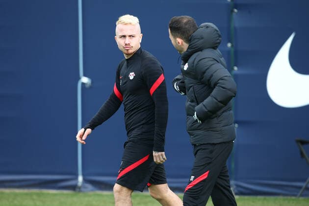 RB Leipzig - Training 23.02.2022 Leipzig, 23.02.2022, RB Leipzig Trainingszentrum, Fussball, 1. Bundesliga , RB Leipzig - Abschlusstraining vor dem UEFA Europa League Spiel gegen Real Sociedad San Sebastian , Im Bild v.l.: Angelino Angelino und Trainer Domenico Tedesco ,