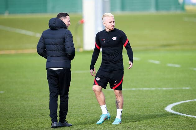 RB Leipzig - Training 23.02.2022 Leipzig, 23.02.2022, RB Leipzig Trainingszentrum, Fussball, 1. Bundesliga , RB Leipzig - Abschlusstraining vor dem UEFA Europa League Spiel gegen Real Sociedad San Sebastian , Im Bild v.l.: Trainer Domenico Tedesco und Angelino Angelino ,