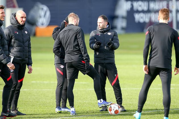 RB Leipzig - Training 23.02.2022 Leipzig, 23.02.2022, RB Leipzig Trainingszentrum, Fussball, 1. Bundesliga , RB Leipzig - Abschlusstraining vor dem UEFA Europa League Spiel gegen Real Sociedad San Sebastian , Im Bild v.l.: Emil Forsberg, Konrad Laimer und Trainer Domenico Tedesco ,
