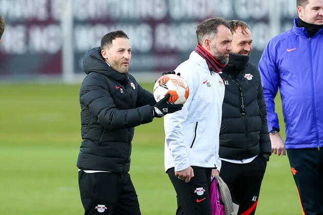 RB Leipzig - Training 23.02.2022 Leipzig, 23.02.2022, RB Leipzig Trainingszentrum, Fussball, 1. Bundesliga , RB Leipzig - Abschlusstraining vor dem UEFA Europa League Spiel gegen Real Sociedad San Sebastian , Im Bild v.l.: Trainer Domenico Tedesco, Co Trainer Max Urwantschky und Co Trainer Andreas Hinkel ,