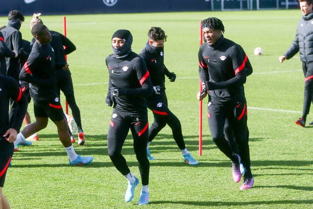 RB Leipzig - Training 23.02.2022 Leipzig, 23.02.2022, RB Leipzig Trainingszentrum, Fussball, 1. Bundesliga , RB Leipzig - Abschlusstraining vor dem UEFA Europa League Spiel gegen Real Sociedad San Sebastian , Im Bild v.l.: Christopher Nkunku und Mohamed Simakan ,