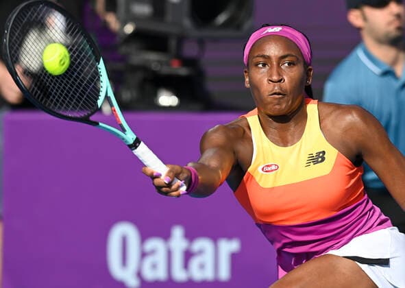 Sport Bilder des Tages (220223) -- DOHA, Feb. 23, 2022 -- Cori Gauff of the United States hits a return during the round of 16 match of WTA, Tennis Damen Qatar Open tennis tournament between Cori Gauff of the United States and Paula Badosa of Spain at the Khalifa International Tennis Complex in Doha, capital of Qatar, Feb. 23, 2022. (Photo by Nikku Xinhua) (SP)QATAR-DOHA-TENNIS-QATAR OPEN-ROUND OF 16 yangyuanyong 