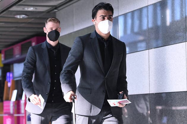 Fußball Europa League Abflug Borussia Dortmund nach Glasgow am 23.02.2023 im Dortmund Airport in Dortmund Jesus Reinier ( Dortmun‹d ), vorne - Steffen Tigges ( Dortmund ), hinten