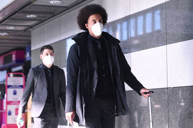 Fußball Europa League Abflug Borussia Dortmund nach Glasgow am 23.02.2023 im Dortmund Airport in Dortmund Axel Witsel ( Dortmund )