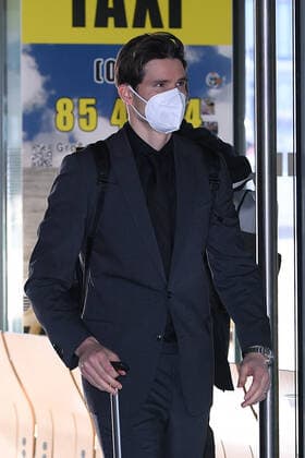 Fußball Europa League Abflug Borussia Dortmund nach Glasgow am 23.02.2023 im Dortmund Airport in Dortmund Marvin Hitz ( Dortmund )