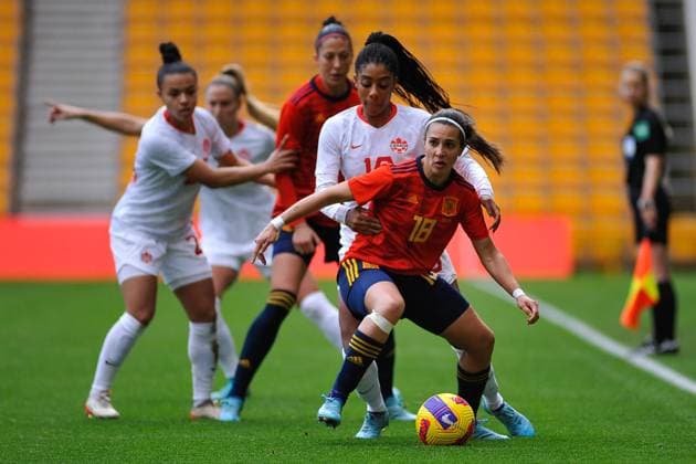 Wolverhampton, England, February Marta Cardona De Miguel, Spain 18 shields the ball during the Arnold Clark Cup football match between Spain & Canada at Molineux Stadium in Wolverhampton, England. Karl W Newton SPP Spain v Canada - Arnold Clark Cup - Molineux stadium 