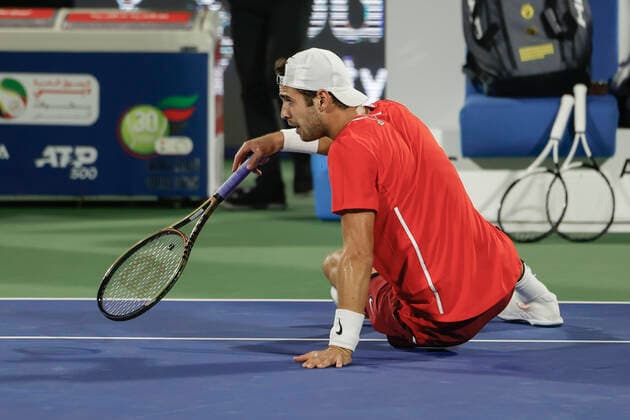 Karen Khachanov ist zu Boden gestuerzt, Sturz Tennis - Dubai Duty Free Tennis Championships - ATP, Tennis Herren - Dubai Duty Free Tennis Stadium - Dubai - - United Arab Emirates - 23 February 2022. Copyright: xJuergenxHasenkopfx