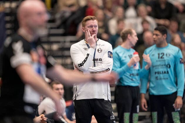 Elverum s cheftraener Boerge Lund i Champions League haandboldkampen mellem Aalborg Haandbold og Elverum Handball i Sparekassen Danmark Arena, Aalborg onsdag den 23. februar 2022.. , Aalborg Denmark *** Elverum s head coach Boerge Lund in the Champions League handball match between Aalborg Handball and Elverum Handball in Sparekassen Danmark Arena, Aalborg Wednesday 23 February 2022, Aalborg Denmark  Copyright: BoxAmstrupx xRitzauxScanpix BoxAmstrupx COP101 spdk20220223-193029-L