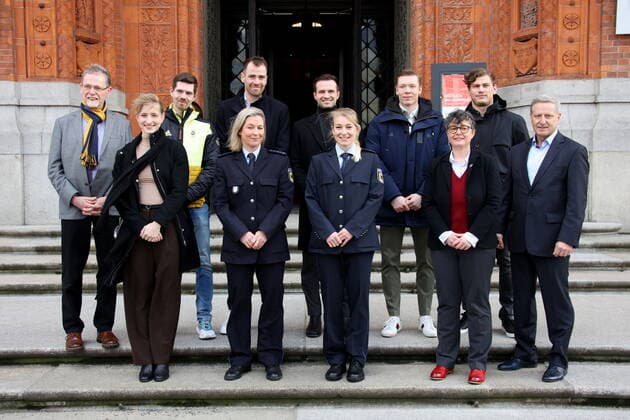 Sport Bilder des Tages DEU, Empfang der Olympiateilnehmer, 23.02.2021, Rote Rathaus, Berlin, DEU, Empfang der Olympiateilnehmer, im Bild Claudia Pechstein und Michelle Uhrig (Eisschnelllauf) Paul Fentz, Minerva Hase und Nolan Seegert (Eiskunstlauf) Mathias Niederberger, Marcel Noebels, Jonas Mueller,, Leonhard Pförderl (Eishockey) Iris Spranger, Senatorin für Inneres, Digitalisierung und Dr. Harry Baehr, Leiter des Olympiastuetzpunktes Berlin Thomas Haertel, Präsident des Landessportbundes Berlin *** DEU, Reception of the Olympic participants, 23 02 2021, Rote Rathaus, Berlin, DEU, Reception of the Olympic participants, in the picture Claudia Pechstein and Michelle Uhrig Speed skating Paul Fentz, Minerva Hase and Nolan Seegert Figure skating Mathias Niederberger, Marcel Noebels, Jonas Mueller,, Leonhard Pförderl Ice field hockey Iris Spranger, Senator for the Interior, Digitization and Sport Dr Harry Baehr, Head of the Berlin Olympic Training Center Thomas Haertel, President of the Berlin State Sports Federation nordphotoxGmbHx xEngler nph00076