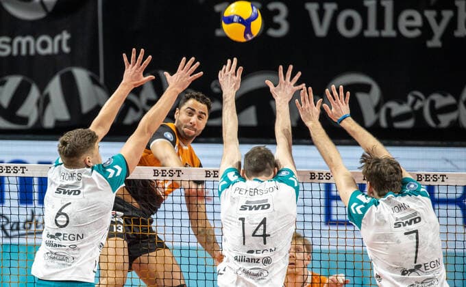 Bilder des Jahres 2022, Sport 02 Februar Sport Themen der Woche KW08 Sport Bilder des Tages 23.02.2022, Berlin, Volleyball: 1.Bundesliga, Maenner, Zwischenrunde, 6. Spieltag, Berlin Volleys - SWD powervolleys Dueren, Max-Schmeling-Halle. Berlins Benjamin Patch (2.v.l) spielt den Ball gegen den Block aus Erik Roehrs (l), David Pettersson und Filip John (r) von Powervolleys Dueren. BR Volleys - Powervolleys Dueren *** 23 02 2022, Berlin, Volleyball 1 Bundesliga, men, intermediate round, 6 match day, Berlin Volleys SWD powervolleys Dueren, Max Schmeling Halle Berlins Benjamin Patch 2 v l plays the ball against the block from Erik Roehrs l , David Pettersson and Filip John r of Powervolleys Dueren BR Volleys Powervolleys Dueren