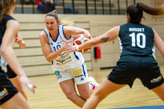 Halle, Deutschland 23. Februar 2022: 1.BBL - Damen - 2021 2022 - Gisa Lions SV Halle vs. SNP BasCats USC Heidelberg v. li. im Zweikampf Barbora Kasparkova (Halle) und Macarena Rosset (Heidelberg) SWH.arena Sachsen Anhalt Copyright: xFotostandx xxBallaschx