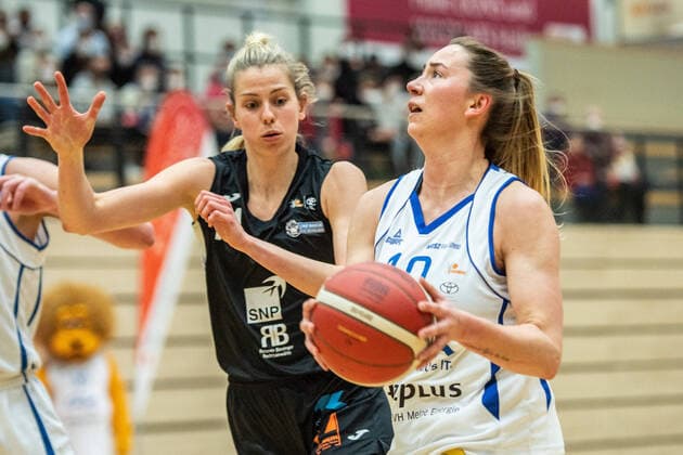 Halle, Deutschland 23. Februar 2022: 1.BBL - Damen - 2021 2022 - Gisa Lions SV Halle vs. SNP BasCats USC Heidelberg v. li. im Zweikampf Britta Daub (Heidelberg) und Barbora Kasparkova (Halle) SWH.arena Sachsen Anhalt Copyright: xFotostandx xxBallaschx