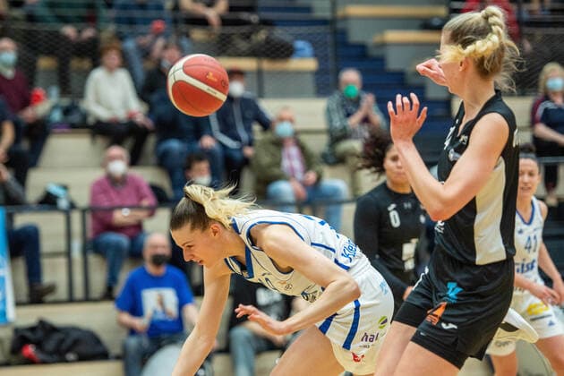 Halle, Deutschland 23. Februar 2022: 1.BBL - Damen - 2021 2022 - Gisa Lions SV Halle vs. SNP BasCats USC Heidelberg v. li. im Zweikampf Meret Kleine Beek (Halle) und Harriet Ottewill - Soulsby (Heidelberg) SWH.arena Sachsen Anhalt Copyright: xFotostandx xxBallaschx