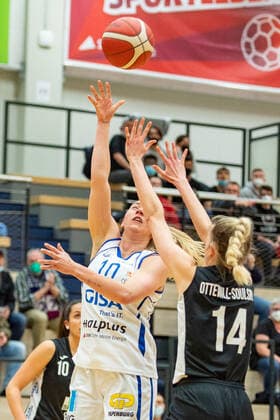 Halle, Deutschland 23. Februar 2022: 1.BBL - Damen - 2021 2022 - Gisa Lions SV Halle vs. SNP BasCats USC Heidelberg v. li. im Zweikampf Barbora Kasparkova (Halle) und Harriet Ottewill-Soulsby (Heidelberg) SWH.arena Sachsen Anhalt Copyright: xFotostandx xxBallaschx