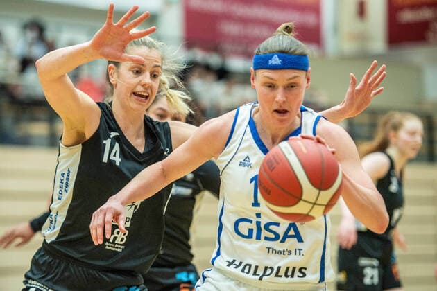 Halle, Deutschland 23. Februar 2022: 1.BBL - Damen - 2021 2022 - Gisa Lions SV Halle vs. SNP BasCats USC Heidelberg v. li. im Zweikampf Harriet Ottewill - Soulsby (Heidelberg) und Rachael Vanderwal (Halle) SWH.arena Sachsen Anhalt Copyright: xFotostandx xxBallaschx