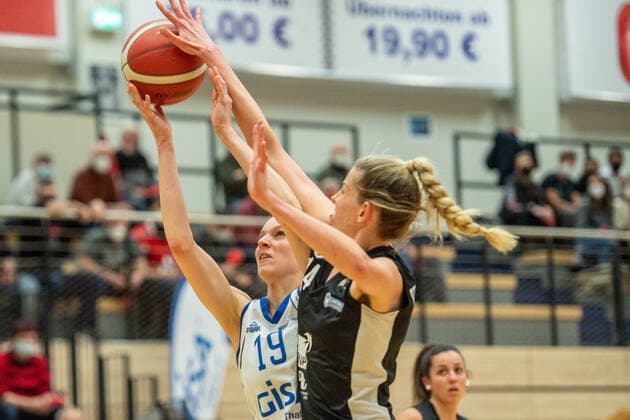 Halle, Deutschland 23. Februar 2022: 1.BBL - Damen - 2021 2022 - Gisa Lions SV Halle vs. SNP BasCats USC Heidelberg v. li. im Zweikampf Meret Kleine Beek (Halle) und Harriet Ottewill - Soulsby (Heidelberg) SWH.arena Sachsen Anhalt Copyright: xFotostandx xxBallaschx
