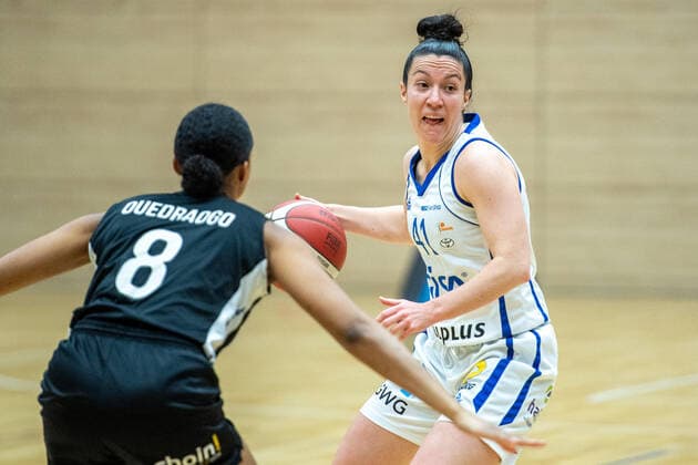 Halle, Deutschland 23. Februar 2022: 1.BBL - Damen - 2021 2022 - Gisa Lions SV Halle vs. SNP BasCats USC Heidelberg v. li. im Zweikampf Sanata-Lea Ouedraogo (Heidelberg) und Simpson (Halle) SWH.arena Sachsen Anhalt Copyright: xFotostandx xxBallaschx