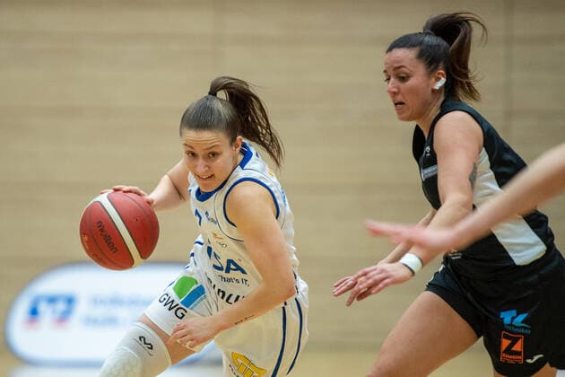 Halle, Deutschland 23. Februar 2022: 1.BBL - Damen - 2021 2022 - Gisa Lions SV Halle vs. SNP BasCats USC Heidelberg v.li. Laura Schinkel (Halle) und Macarena Rosset (Heidelberg) SWH.arena Sachsen Anhalt Copyright: xFotostandx xxBallaschx