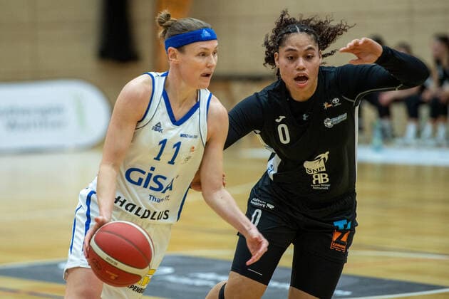 Halle, Deutschland 23. Februar 2022: 1.BBL - Damen - 2021 2022 - Gisa Lions SV Halle vs. SNP BasCats USC Heidelberg v. li. im Zweikampf Rachael Vanderwal (Halle) und Brianna Jones (Heidelberg) SWH.arena Sachsen Anhalt Copyright: xFotostandx xxBallaschx