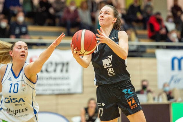 Halle, Deutschland 23. Februar 2022: 1.BBL - Damen - 2021 2022 - Gisa Lions SV Halle vs. SNP BasCats USC Heidelberg v.li. Barbora Kasparkova (Halle) und Britta Daub (Heidelberg) SWH.arena Sachsen Anhalt Copyright: xFotostandx xxBallaschx