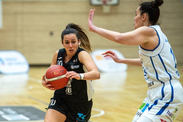 Halle, Deutschland 23. Februar 2022: 1.BBL - Damen - 2021 2022 - Gisa Lions SV Halle vs. SNP BasCats USC Heidelberg v. li. im Zweikampf Macarena Rosset (Heidelberg) und Devran Tanacan (Halle) SWH.arena Sachsen Anhalt Copyright: xFotostandx xxBallaschx