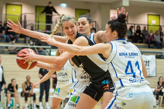 Halle, Deutschland 23. Februar 2022: 1.BBL - Damen - 2021 2022 - Gisa Lions SV Halle vs. SNP BasCats USC Heidelberg v. li. im Zweikampf Devran Tanacan (Halle), Aaron Rommeley (Halle) und Eilidh Simpson (Halle) SWH.arena Sachsen Anhalt Copyright: xFotostandx xxBallaschx
