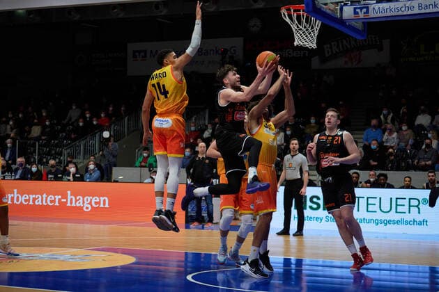 Malik Kudic mit dem Korp fuer Wiha Panthers Phoenix Hagen vs Wiha Panthers, 2 Bundesliga, 2022 Saison, MIttwoch 23.02.2022 Hagen Copyright: xEibner-Pressfoto xAaronxBowserx Wiha_ABR