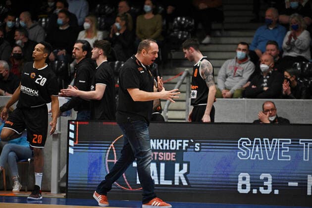 Alen Velcic trainer von Wiha Panthers sauer mit sein team und emotional Phoenix Hagen vs Wiha Panthers, 2 Bundesliga, 2022 Saison, MIttwoch 23.02.2022 Hagen Copyright: xEibner-Pressfoto xAaronxBowserx Wiha_ABR