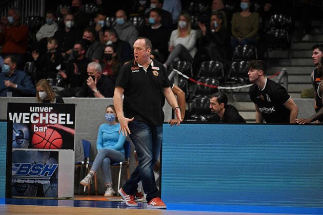 Alen Velcic trainer von Wiha Panthers sauer mit sein team und emotional Phoenix Hagen vs Wiha Panthers, 2 Bundesliga, 2022 Saison, MIttwoch 23.02.2022 Hagen Copyright: xEibner-Pressfoto xAaronxBowserx Wiha_ABR