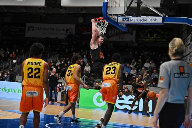 21 Till Iseman von Wiha Panthers macht dunking und schreit Phoenix Hagen vs Wiha Panthers, 2 Bundesliga, 2022 Saison, MIttwoch 23.02.2022 Hagen Copyright: xEibner-Pressfoto xAaronxBowserx Wiha_ABR