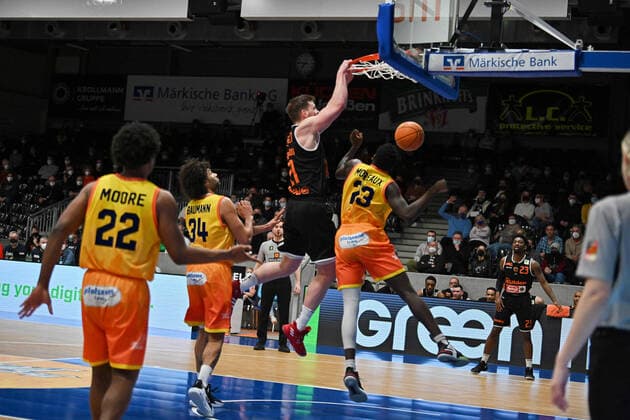 21 Till Iseman von Wiha Panthers macht dunking Phoenix Hagen vs Wiha Panthers, 2 Bundesliga, 2022 Saison, MIttwoch 23.02.2022 Hagen Copyright: xEibner-Pressfoto xAaronxBowserx Wiha_ABR