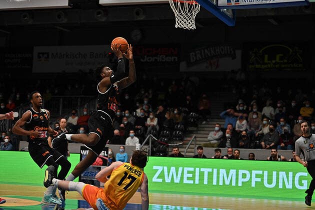 23 Raiquan Clark von Wiha panthers mit dem Korp uber 17 Erik penteker von Phoenix Phoenix Hagen vs Wiha Panthers, 2 Bundesliga, 2022 Saison, MIttwoch 23.02.2022 Hagen Copyright: xEibner-Pressfoto xAaronxBowserx Wiha_ABR