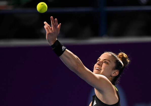 (220224) -- DOHA, Feb. 24, 2022 -- Maria Sakkari of Greece serves during the round of 16 match of WTA, Tennis Damen Qatar Open tennis tournament between Maria Sakkari of Greece and Jessica Pegula of the United States at the Khalifa International Tennis Complex in Doha, capital of Qatar, Feb. 23, 2022. (Photo by Xinhua) (SP)QATAR-DOHA-TENNIS-QATAR OPEN-ROUND OF 16 Nikku 