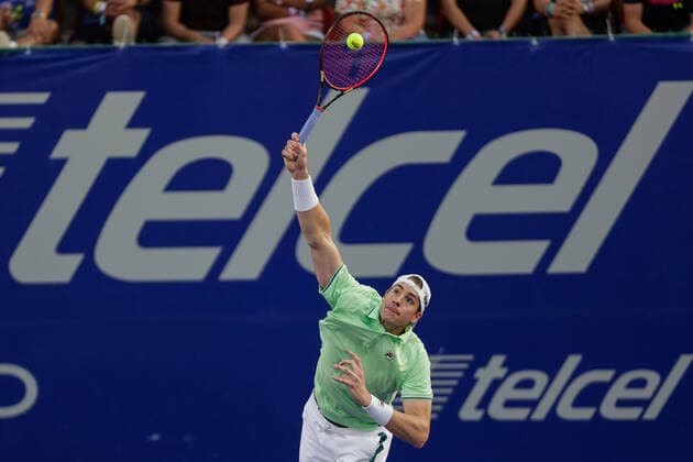 (220224) -- ACAPULCO, Feb. 24, 2022 -- John Isner of the United States serves during the men s singles round of 16 match between Cameron Norrie of Great Britain and John Isner of the United States at the 2022 ATP, Tennis Herren Mexican Open tennis tournament in Acapulco, Mexico, Feb. 23, 2022. (Photo by Xinhua) (SP)MEXICO-ACAPULCO-TENNIS-ATP-MEXICAN OPEN-ROUND OF 16 FranciscoxCanedo 