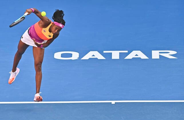 Sport Bilder des Tages (220224) -- DOHA, Feb. 24, 2022 -- Cori Gauff of the United States serves during the quarterfinal match of WTA, Tennis Damen Qatar Open tennis tournament between Maria Sakkari of Greece and Cori Gauff of the United States at the Khalifa International Tennis Complex in Doha, capital of Qatar, Feb. 24, 2022. (Photo by Nikku Xinhua) (SP)QATAR-DOHA-TENNIS-QATAR OPEN-QUARTERFINAL yangyuanyong 