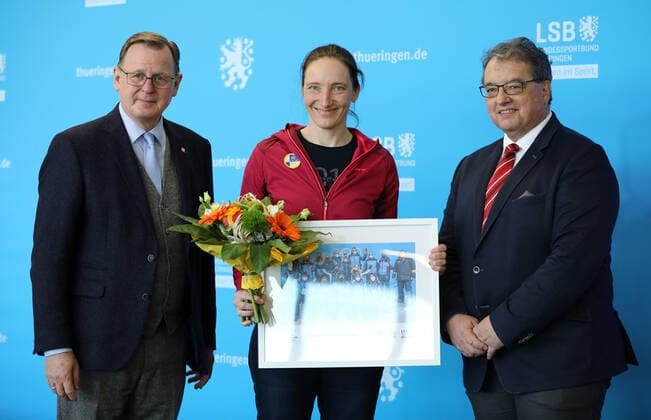 Olympiaempfang Oberhof 23.02.2022, Oberhof, Lotto-Thueringen-Haus, Eisarena, Empfang aus Anlass der XXIV. Olympischen Winterspiele 2022 im Bild: Ehrung - Ministerpraesident Bodo Ramelow, Kampfrichterin Rennrodeln Tatjana Huefner und Leiter des Olympiastuetzpunktes Dr. Bernd Neudert *** Olympic reception Oberhof 23 02 2022, Oberhof, Lotto Thueringen house, ice arena, reception on the occasion of the XXIV Olympic Winter Games 2022 in the picture honor Prime Minister Bodo Ramelow, judge luge Tatjana Huefner and head of the Olympic support center Dr Bernd Neudert