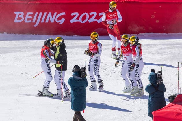 20.02.2022, National Alpine Ski Centre, Yanqing, CHN, Olympische Winterspiele, Peking 2022, Ski Alpin, Mixed Team Parallelslalom, im Bild Silbermedaillengewinner Team Deutschland mit Emma Aicher, Lena Duerr, Julian Rauchfuss, Alexander Schmid, Linus Strasser, Silver medalist team Germany with Emma Aicher Lena Duerr Julian Rauchfuss Alexander Schmid Linus Strasser Mixed Team Parallelslalom for the Winter Olympic Games, Olympische Spiele, Olympia, OS Beijing 2022. National Alpine Ski Centre in Yanqing, China on 2022 02 20. Expa Yanqing *** 20 02 2022, National Alpine Ski Centre, Yanqing, CHN, Winter Olympic Games, Beijing 2022, Alpine Skiing, Mixed Team Parallel Slalom, in the picture Silver medalist team Germany with Emma Aicher, Lena Duerr, Julian Rauchfuss, Alexander Schmid, Linus Strasser, Silver medalist team Germany with Emma Aicher Lena Duerr Julian Rauchfuss Alexander Schmid Linus Strasser Mixed Team Parallelslalom for the Winter Olympic Games Beijing 2022 National Alpine Ski Centre in Yanqing, China on 2022 02 20 Expa Yanqing  EP_gro