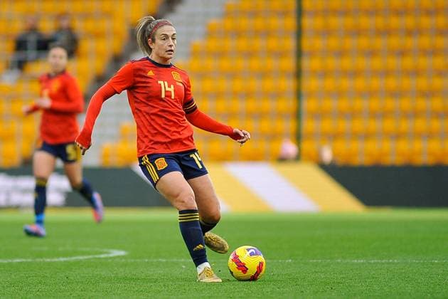 Wolverhampton, England, February Alexia Putellas (14 Spain) passes the ball during the Arnold Clark Cup football match between Spain & Canada at Molineux Stadium in Wolverhampton, England. Karl W Newton SPP Spain v Canada - Arnold Clark Cup - Molineux stadium 