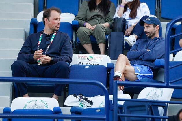 Jannik Sinner Team auf der Tribuene, L-R Manager Alex Vittur und Trainer, coach Simone Vagnozzi Tennis - Dubai Duty Free Tennis Championships - ATP, Tennis Herren - Dubai Duty Free Tennis Stadium - Dubai - - United Arab Emirates - 24 February 2022. Copyright: xJuergenxHasenkopfx