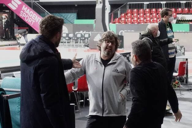 Basketball, Euroleague, Bayern München - ZSKA Moskau, Spielabsage Diskussion mit FCBB - Geschaeftsfuehrer Marko PESIC (l.) und Bayerns - Head Coach Andrea TRINCHIERI nach Spielabsage