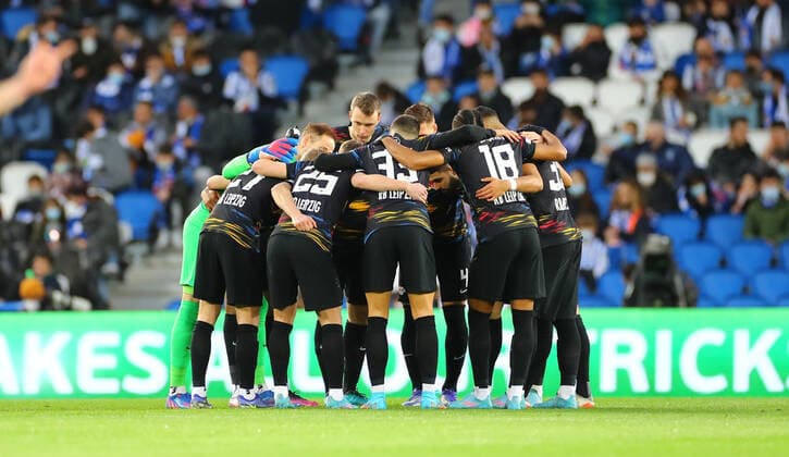 San Sebastian - RB Leipzig 24.02.2022 Donostia-San Sebastian, 24.02.2022, Estadio Anoeta, Fussball, UEFA Europa League, Play Off Rueckspiel , Real Sociedad San Sebastian (ESP) vs. RB Leipzig (GER) , Im Bild: Spielerkreis RB Leipzig. , UEFA regulations prohibit any use of photographs as image sequences and or quasi-video ,
