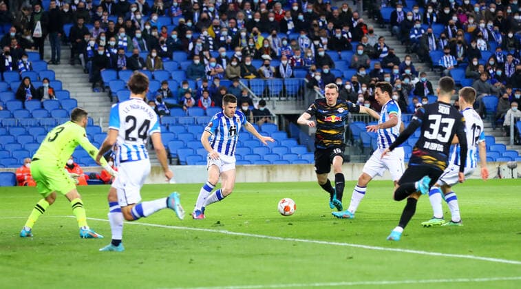San Sebastian - RB Leipzig 24.02.2022 Donostia-San Sebastian, 24.02.2022, Estadio Anoeta, Fussball, UEFA Europa League, Play Off Rueckspiel , Real Sociedad San Sebastian (ESP) vs. RB Leipzig (GER) , Im Bild: Chance RB Leipzig. Lukas Klostermann (16, RB Leipzig) im spanischen Strfraum. , UEFA regulations prohibit any use of photographs as image sequences and or quasi-video ,