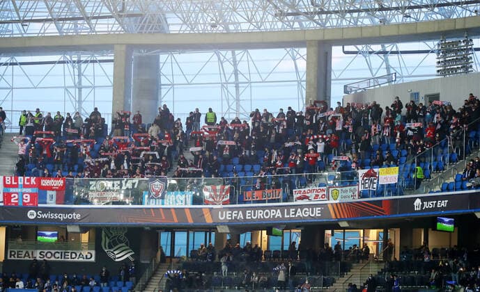 San Sebastian - RB Leipzig 24.02.2022 Donostia-San Sebastian, 24.02.2022, Estadio Anoeta, Fussball, UEFA Europa League, Play Off Rueckspiel , Real Sociedad San Sebastian (ESP) vs. RB Leipzig (GER) , Im Bild: Fans von RB Leipzig. , UEFA regulations prohibit any use of photographs as image sequences and or quasi-video ,