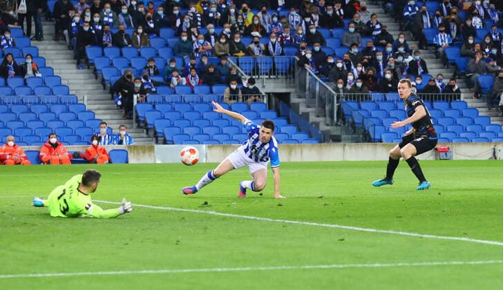 San Sebastian - RB Leipzig 24.02.2022 Donostia-San Sebastian, 24.02.2022, Estadio Anoeta, Fussball, UEFA Europa League, Play Off Rueckspiel , Real Sociedad San Sebastian (ESP) vs. RB Leipzig (GER) , Im Bild: Chance RB Leipzig. Lukas Klostermann (16, RB Leipzig) im spanischen Strafraum gegen Torwart Mathew Ryan (13, San Sebastian). , UEFA regulations prohibit any use of photographs as image sequences and or quasi-video ,