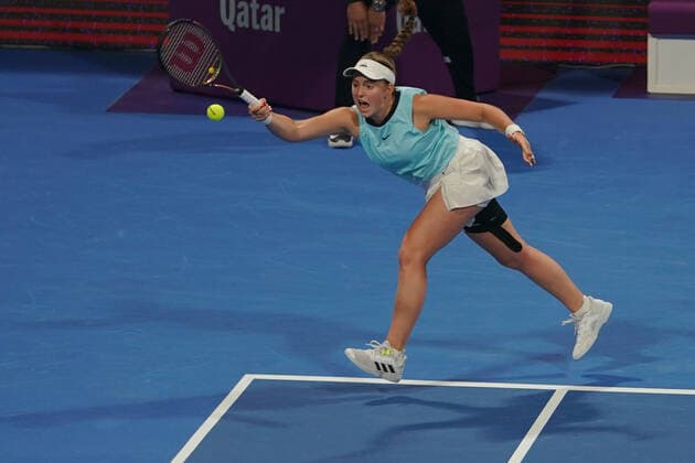 Doha, 24.02.2022 TENIS ZIEMNY KOBIET TURNIEJ WTA, Tennis Damen 1000 DOHA QATAR TOTAL ENERGIES OPEN TENNIS WOMEN TOURNAMENT WTA 1000 DOHA QATAR TOTAL ENERGIES OPEN NZ Garbine Muguruza Jelena Ostapenko FOT. Dominik Buszek 400mm NEWSPIX.PL --- Newspix.pl  20220224_BUSZEK_095