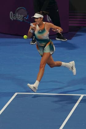 Doha, 24.02.2022 TENIS ZIEMNY KOBIET TURNIEJ WTA, Tennis Damen 1000 DOHA QATAR TOTAL ENERGIES OPEN TENNIS WOMEN TOURNAMENT WTA 1000 DOHA QATAR TOTAL ENERGIES OPEN NZ Garbine Muguruza Jelena Ostapenko FOT. Dominik Buszek 400mm NEWSPIX.PL --- Newspix.pl  20220224_BUSZEK_102