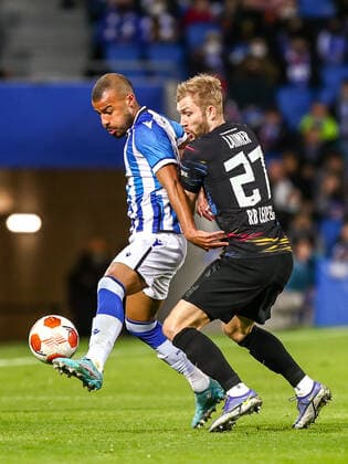 Konrad Laimer (RB Leipzig, 27) im Zweikampf gegen Rafael Alcantara (Real Sociedad, 17), ESP, Real Sociedad vs. RB Leipzig, UEFA Europa League Play-Offs, Spielzeit 2021 2022, 24.02.2022, DFB DFL regulations prohibit any use of photographs as image sequences and or quasi-video., ESP, Real Sociedad vs. RB Leipzig, UEFA Europa League Play-Offs, Spielzeit 2021 2022, 24.02.2022 San Sebastian Copyright: xEibner-Pressefoto GabrielxBoiax EP_EEP