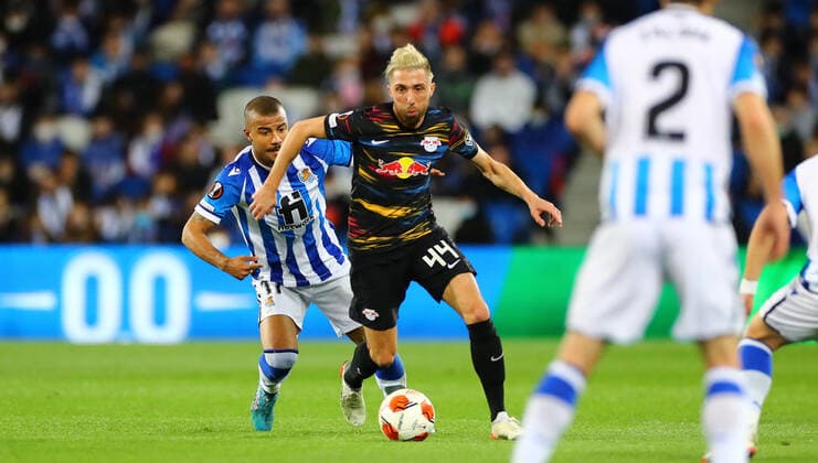 San Sebastian - RB Leipzig 24.02.2022 Donostia-San Sebastian, 24.02.2022, Estadio Anoeta, Fussball, UEFA Europa League, Play Off Rueckspiel , Real Sociedad San Sebastian (ESP) vs. RB Leipzig (GER) , Im Bild von vorn: Kevin Kampl (44, RB Leipzig), Rafinha (17, San Sebastian). , UEFA regulations prohibit any use of photographs as image sequences and or quasi-video ,