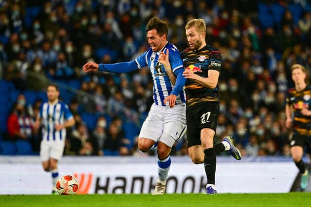 Martin Zubimendi 3 (San Sebastian) im Zweikampf, Aktion, mit Konrad Laimer 27 (Leipzig), Real Sociedad vs. RB Leipzig, Europa League, PLayoff Rueckspiel, 24.02.2022