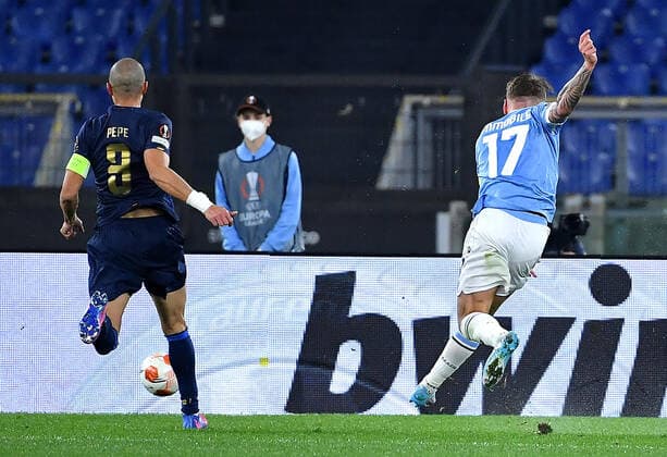 February 24, 2022, ROME: SS Lazio s Ciro Immobile (R) scores the 1-0 goal during the UEFA Europa League playoff second leg soccer match between SS Lazio-FC Porto at the Olimpico stadium in Rome, Italy, 24 February 2022. ANSA ETTORE FERRARI. ROME - ZUMAa110 20220224_zaf_a110_061 Copyright: xEttorexFerrarix